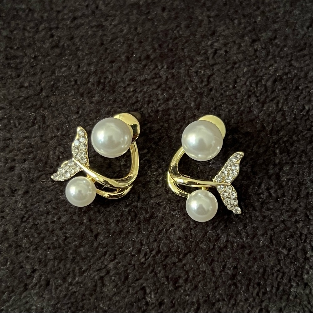 Mermaid Tail Pearl & Gold Earrings - Picture 2 of 7